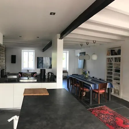 Stunning 5-bed House In *