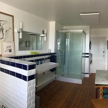Casa de Férias Stunning 5-bed House In Montfarville