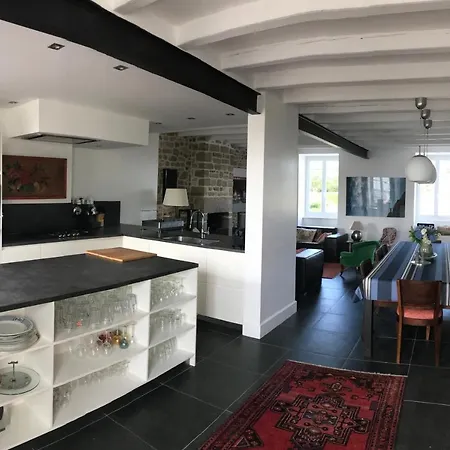 Casa de Férias Stunning 5-bed House In Montfarville